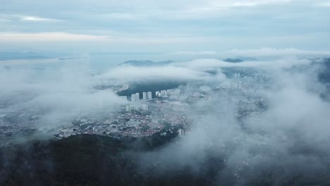 Vuelo-Aéreo-Sobre-La-Nube-Hacia-La-Ciudad-De-Ayer-Itam,-Penang.